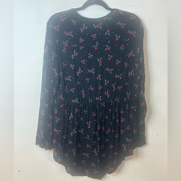 Torrid Tunic Womens 1X Black Red Roses Floral Emma Crinkle Knit Hi Lo Button Up - Picture 8 of 11